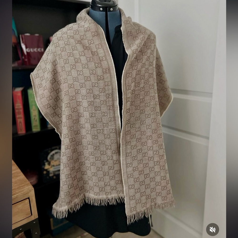 Gucci Wool Scarf in Beige